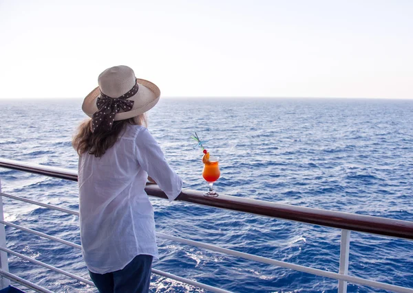 Menina gostando de um cocktail — Fotografia de Stock