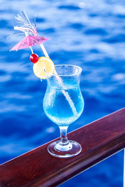 Azul frio cocktail incrivelmente saboroso — Fotografia de Stock