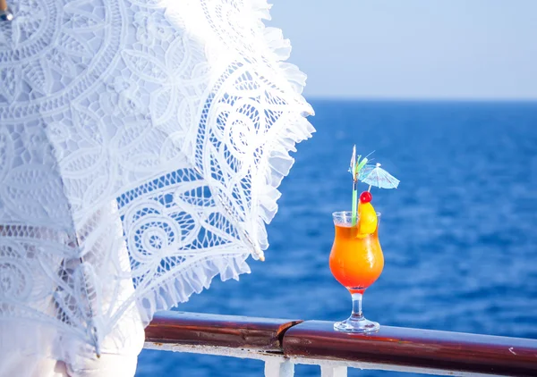 Ragazza con un ombrello per godersi il viaggio bevendo cocktail — Foto Stock