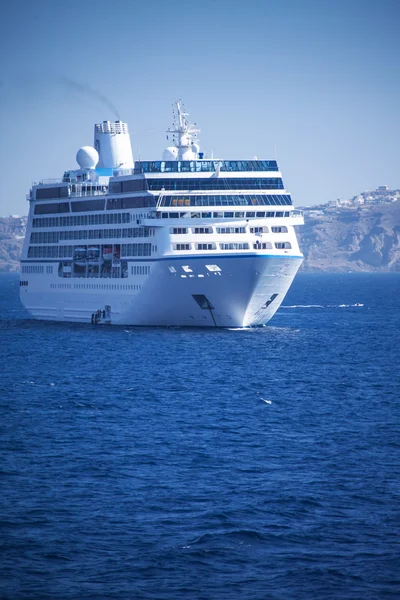 Le navire flotte près du rivage — Photo