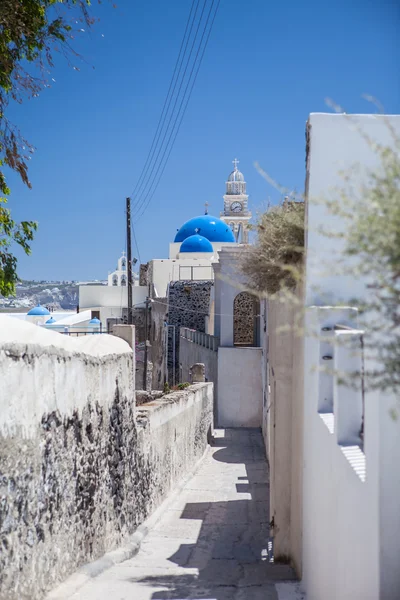 ギリシャのサントリーニ島の通りを通って — ストック写真