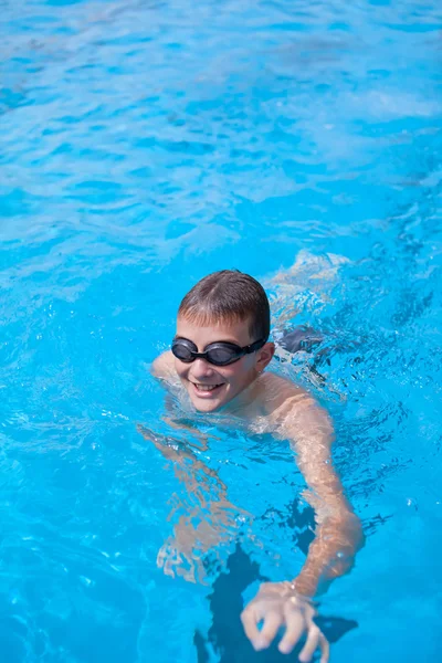 Menino nadando na piscina — Fotografia de Stock