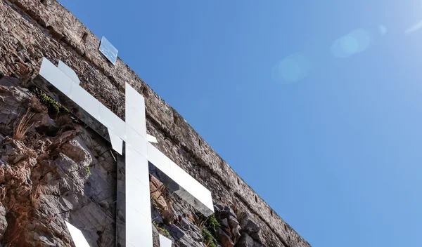 Stahlkreuz auf dem Fels — Stockfoto