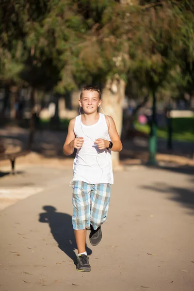 Junge macht einen Lauf — Stockfoto