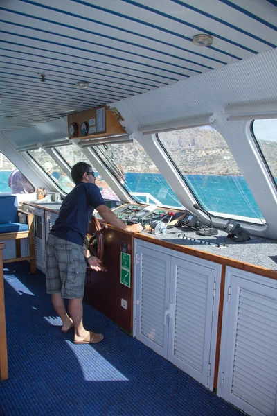 Санторіні Греції 4 липня 2012 skipper, вид з всередині на робочому місці. — стокове фото