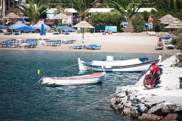 SANTORINI GREECE 4 июля 2012 пляж с разнообразными развлечениями для отдыха . — стоковое фото