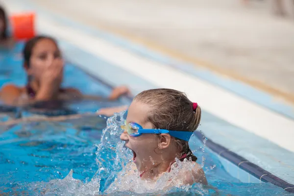 Flickan plaskade i poolen — Stockfoto