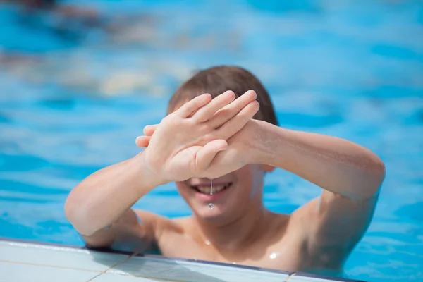 Jongen spelen in het zwembad — Stockfoto