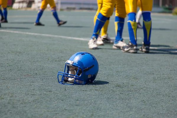 Jogador de capacete no futebol universitário — Fotografia de Stock