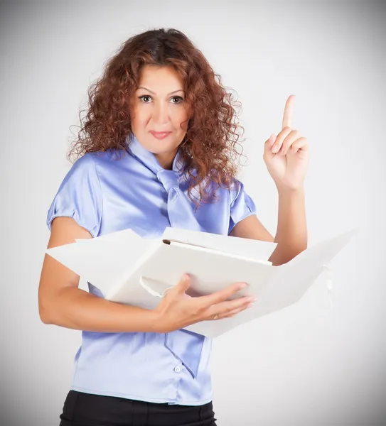 Zakenvrouw zorgvuldig het contract — Stockfoto