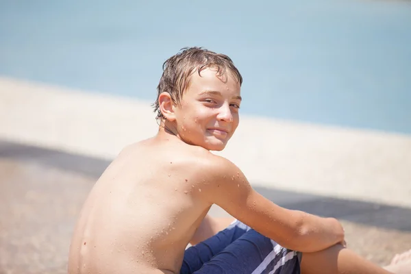 Porträt eines hübschen Jungen, der an einem heißen Tag nass wird — Stockfoto