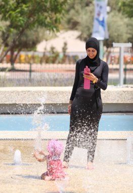 Anne ve kızı bir parkta