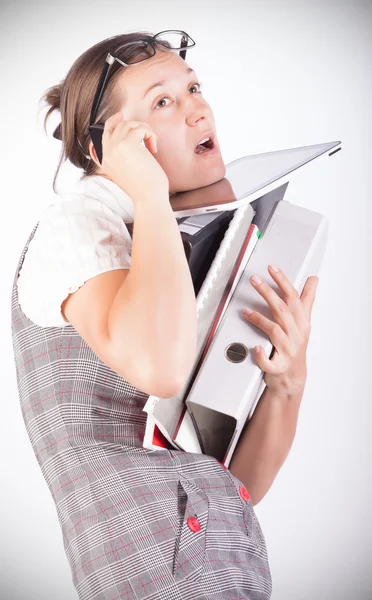 Berufstätige Mädchen im Büro — Stockfoto