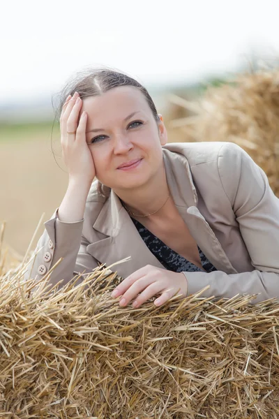 Porträtt av en flicka på stackar av vete — Stockfoto