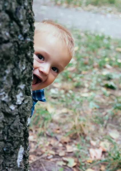 Chlapeček hraje vypadá — Stock fotografie