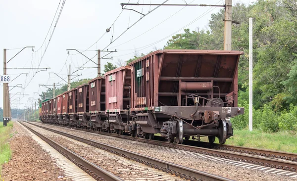 Pequeña locomotora en el ferrocarril — Foto de Stock