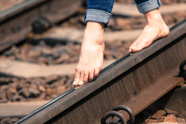 Pieds sur le chemin de fer plan rapproché en diagonale — Photo