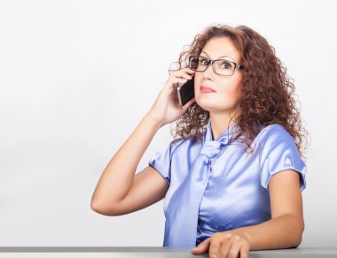 Güzel kız telefonda konuşuyor.