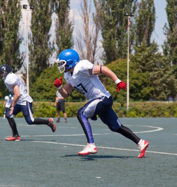 Rugby oyuncusu topu kesmeye koştun.