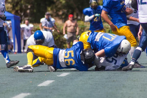 ラグビー選手はボールのために戦う — ストック写真