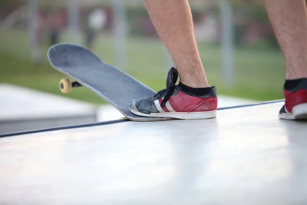 Jambe avec un skateboard — Photo