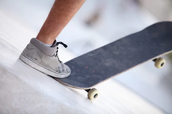 Pied et planche à roulettes — Photo