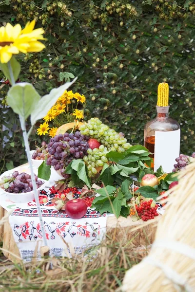 Table de village, avec des aliments et boissons naturels — Photo