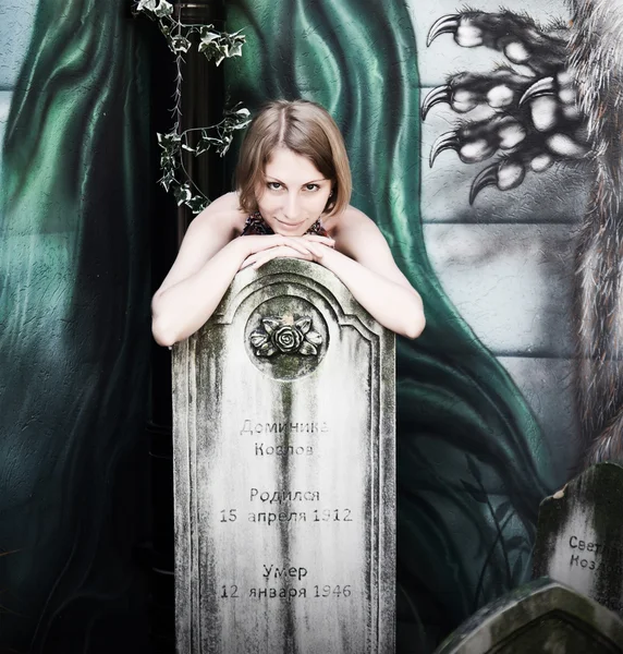 Portrait of a girl, old grave — Stock Photo, Image