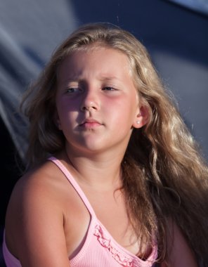 Tatilde ciddi sarışın kız