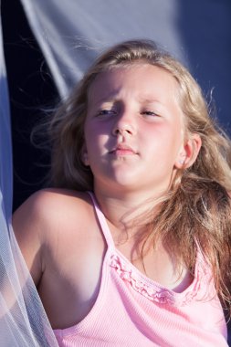 sevimli tatil akşamı ciddi sarışın kız