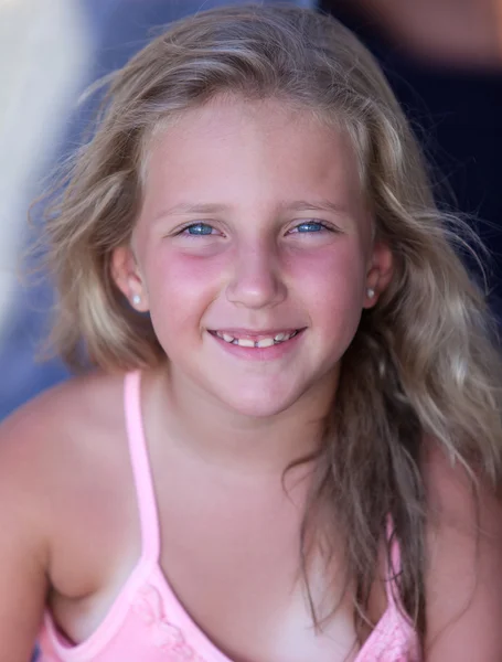 Portrait d'une fille blonde souriante en vacances — Photo