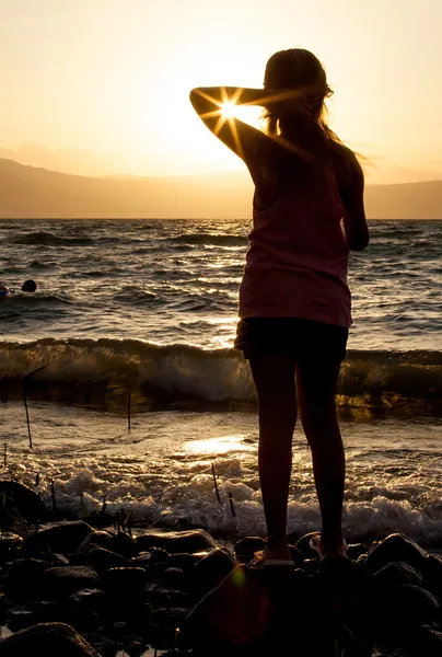 Sunset akşam plajda güzel bir kız — Stok fotoğraf