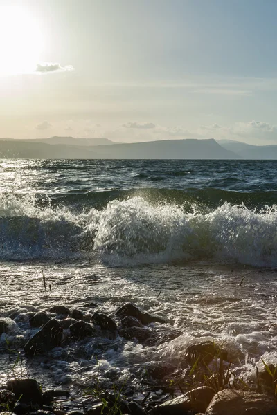 Probublávání vlny na moři při západu slunce večer — Stock fotografie