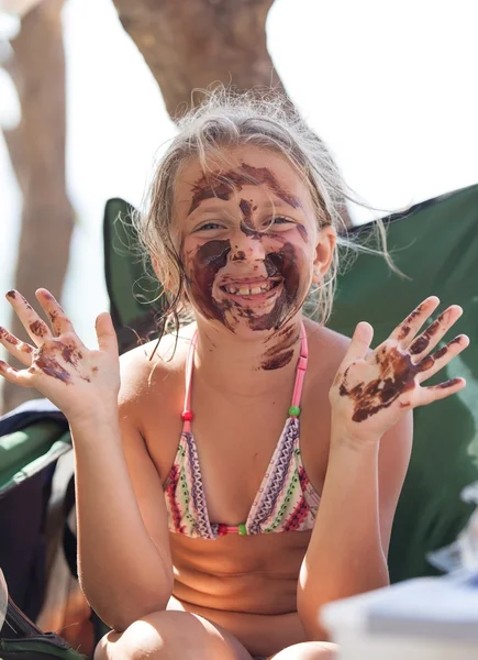 Retrato de uma menina loira alegre na lama — Fotografia de Stock
