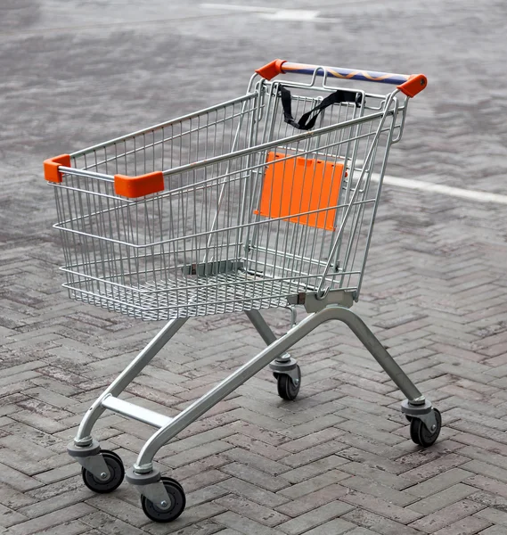 Cesta de compras no supermercado — Fotografia de Stock