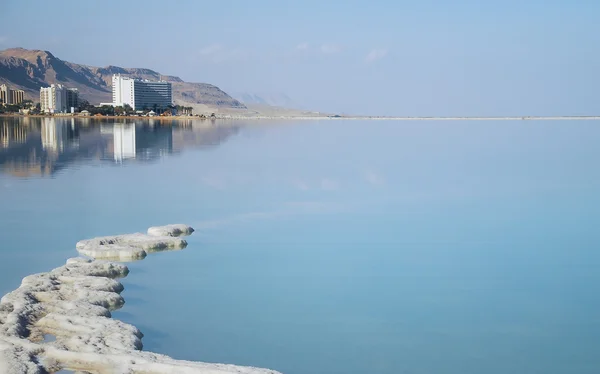 Ölü Deniz kıyısında mineral tuz ile tatil — Stok fotoğraf