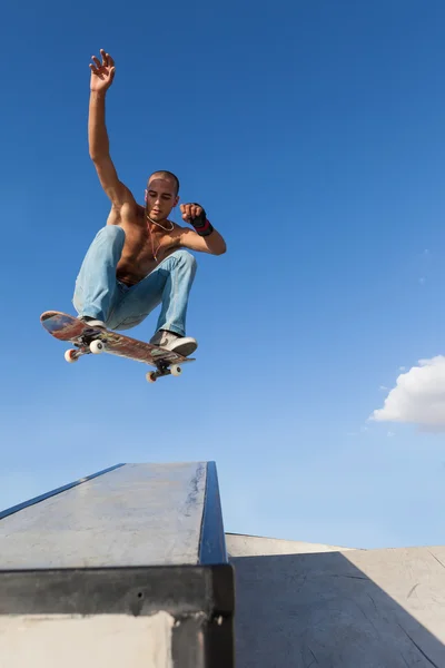 Jongen in een sprong op een skateboard — Stockfoto