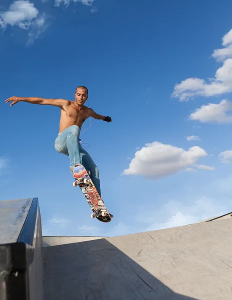 Garçon sur un skateboard — Photo