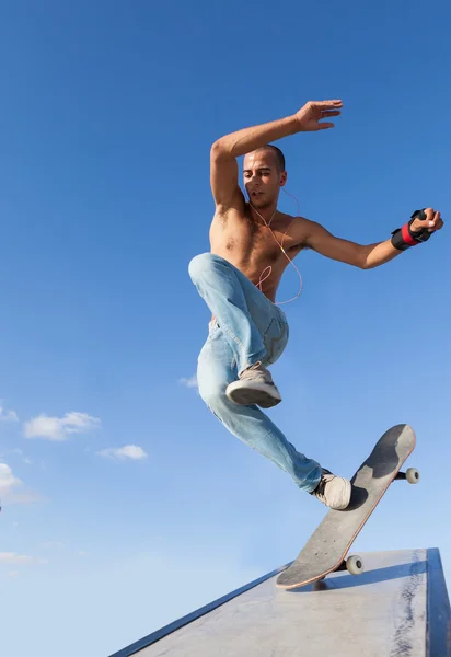 Garçon tombe sur un skateboard — Photo