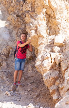 adam bir taş arka planı poz