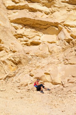 kadın taş zemin üzerine