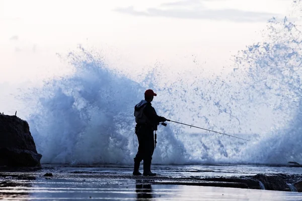 Pesca en una tormenta —  Fotos de Stock