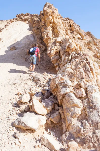 Mann klettert auf einen niedrigen Hügel — Stockfoto