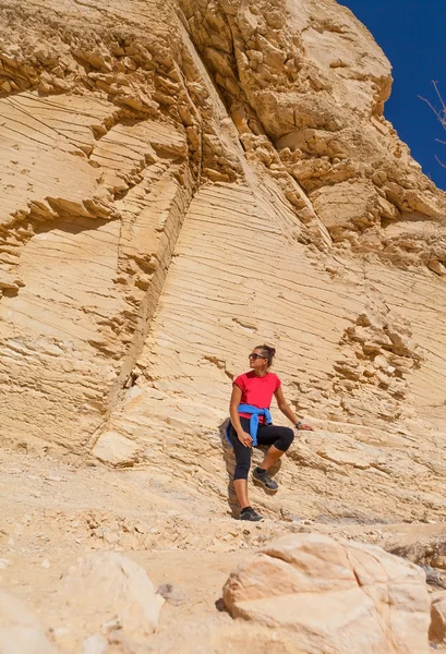 Frau auf dem Hintergrund des Sandsteins — Stockfoto