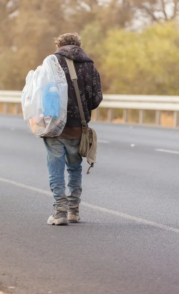 Beduino che cammina sulla strada — Foto Stock