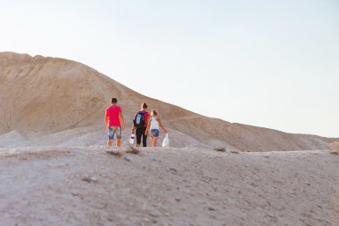 Etkin ortak aile çölde yürüyüş