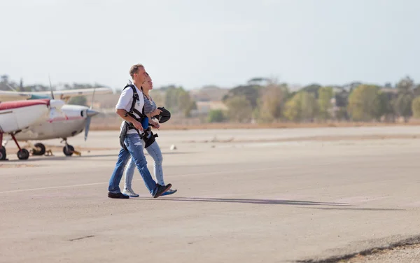 Un par de saltadores después del vuelo —  Fotos de Stock