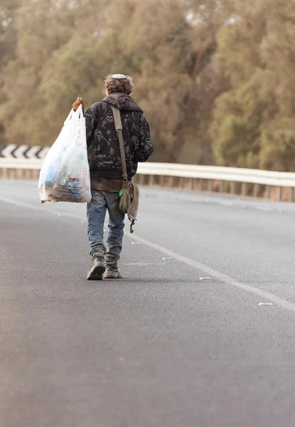 Bedoeïenen zelf lopen op de weg — Stockfoto