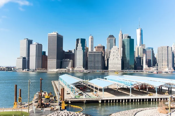Skyline van new york aan de oever — Stockfoto