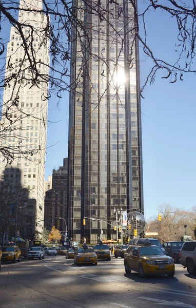 De gebouwen van de stad op de straten van new york dag — Stockfoto